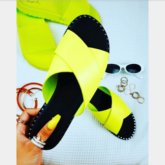 🚨Make It Neon collection//neon yellow sandal - Picture 4 of 5
